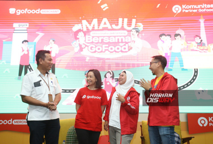 Deny Listiantoro, Kepala Seksi Pemberdayaan UKM, Dinas PPKUKM, Provinsi DKI Jakarta; Siti Prameswari Wulandari, Head of Sales Excellence & Merchant Experience Gojek; Watina, General Manager Toby’s; dan Didit Helditia, pemilik Nasi Kuning Roemah Naskoen berdiskusi di acara Maju Bersama GoFood di SMESCO, Jakarta.