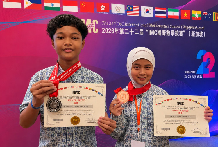 Siswa SMPN 6 Surabaya Raih Medali Perak Olimpiade Matematika Internasional di Singapura