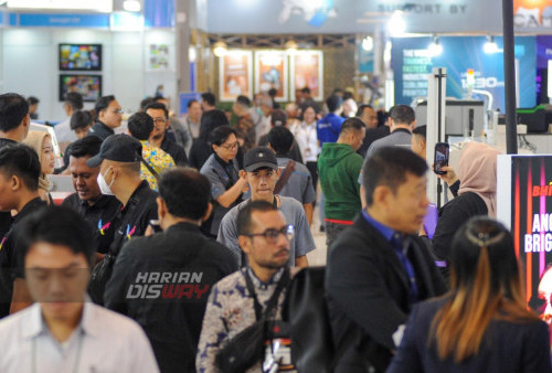 Pengunjung hadir melihat Pameran Printing Expo 2023 yang digelar di Grand City Convex Surabaya, Jawa Timur, Kamis, 20 Juli 2023. Pameran bertaraf International Teknologi Percetakan dan Ekonomi Kreatif Terbesar di Indonesia Timur dan Indonesia Tengah, Surabaya Printing Expo (SPE) 2023 digelar selama 4 hari kedepan, dari Kamis 20 hingga 23 Juli 2023 dengan melibatkan 150 perusahaan dimana 5 perusahaan diantaranya merupakan UMKM.