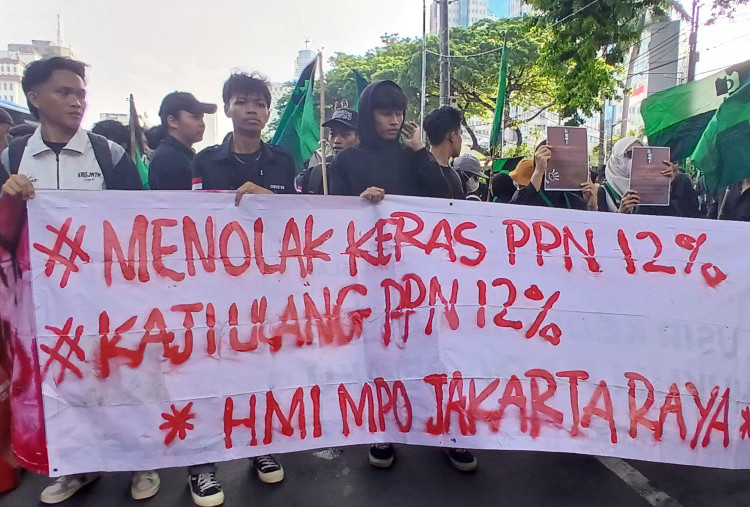 HMI Jakarta Demo Tolak PPN 12 Persen di Patung Kuda: Ini Mencekik Rakyat!