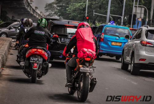 Pemudik di jl. Kalimalang, Jakarta yang menggunakan motor sport terlihat membawa barang. 