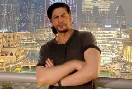 Shah Rukh Khan Rayakan Hari Raya Idulfitri Bersama Jutaan Penggemar di Rumahnya