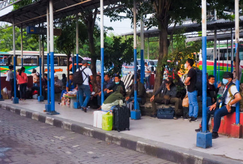 Sejumlah penumpang menunggu kedatangan bus di Terminal Purabaya, Surabaya, Jumat 29 April 2022. Puncak arus mudik di Terminal Purabaya Bungurasih diprediksi terjadi pada Sabtu 30 April 2022 dan Minggu 1 Mei 2022. Foto: Safitri Riyanti