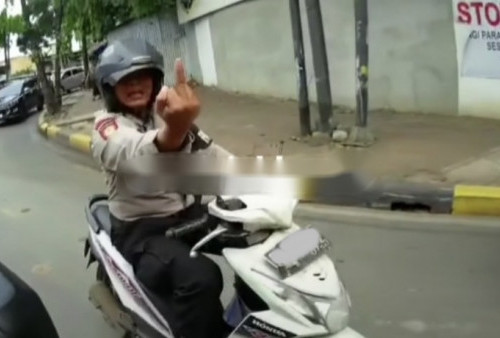 Viral! Relawan Ambulan Diacungi Jari Tengah Oleh Pemotor Berseragam Polisi di Manggarai