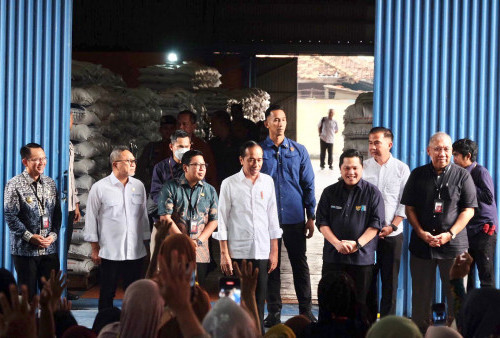 Jokowi Cek Gudang Beras Bulog di Cibitung, Kembali Berikan Bantuan Pangan ke KPM