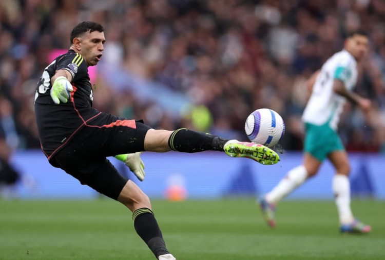 Demi Emiliano Martinez, Chelsea Siap Melawan Manchester United