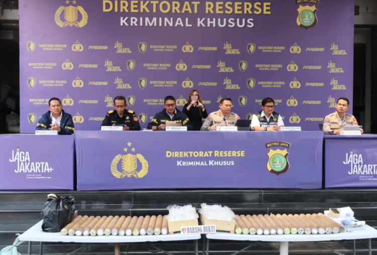 1 Ton Merkuri Cair Disembunyikan di Gulungan Karpet, Gagal Diselundupkan ke Filipina