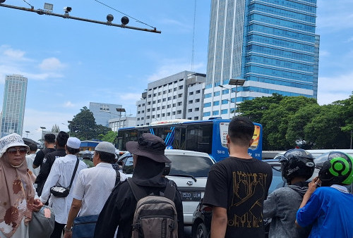 Ada Demo Tolak Kecurangan Pilpres, Arus Lalin di Depan Gedung DPR Macet Total