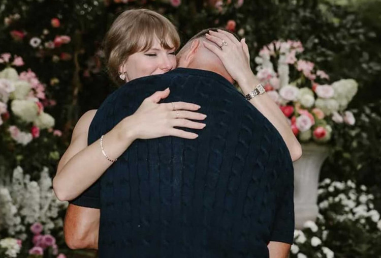 Taylor Swift Tunangan, Ini Harga Cincin yang Disematkan Travis Kelce ke Jari Manisnya