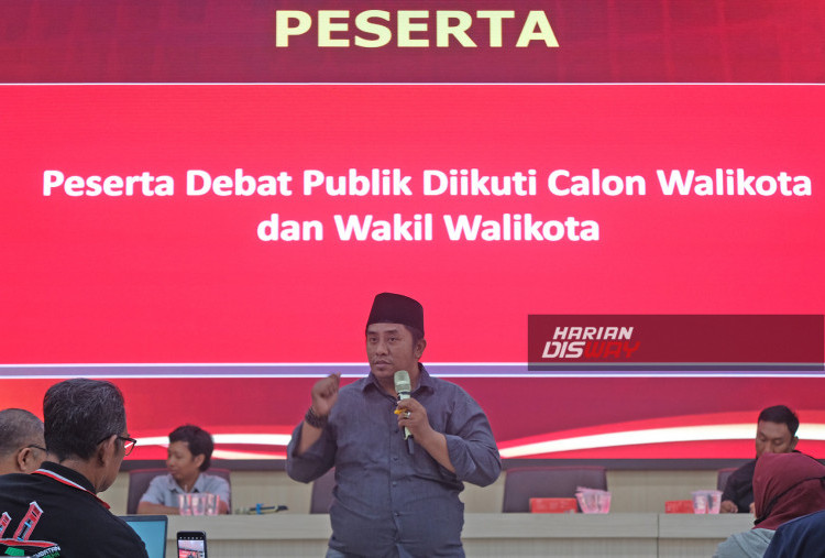 Pada debat kali ini KPU Surabaya mengumumkan lima nama Panelis yaitu : 
1.	Dr. Agus Machfud Fauzi, M.Si (Akademisi)
2.	Lutfi Saksono, S.Pd., M.Pd. (Akademisi)
3.	Dr. Sasongko Budisusetyo, CPA, CPMA. (Akademisi)
4.	Dr. Sri Setyadji, SH., MHum. (Akademisi)
5.	Dr. Yusuf Amrozi, M.MT (Akademisi)

Secara teknis, masyarakat bisa memberikan pertanyaan kepada paslon.
Hanya saja, untuk tenggat waktunya terbatas sampai tanggal 19 November kemarin. 
