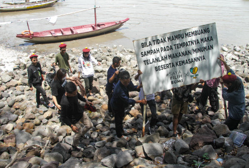 Bantu Pemkot, PMKRI Surabaya Geber Aksi Bersih-Bersih Pantai Kenjeran
