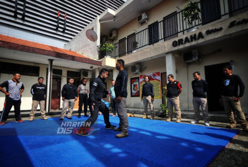 Sejumlah Anggota kepolisian dari Polsek Sukolilo mengikuti latihan Beladiri Krav Maga dari Sekolah Ilmu Beladiri Unicombat saat di halaman tengah Polsek Sukolilo, Surabaya, Jawa Timur, Sabtu (25/2/2023). Seni beladiri Krav Maga (pertarungan Kontak) berasal dari Israel yang biasanya digunakan pasukan badan penegak hukum Internasional seperti FBI, Mossad, hingga SWAT tersebut merupakan salah satu upaya Polsek Sukolilo Surabaya dalam meningkatkan Profesionalisme petugas kepolisian di bidang keterampilan khususnya seni beladiri Militer untuk mengantisipasi tindak kejahatan di wilayah hukumnya. (foto: Julian Romadhon)


 