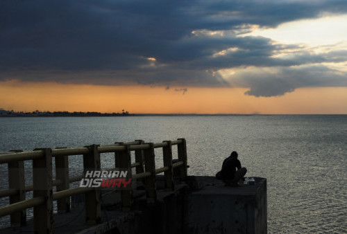 Sisi barat Wisata Pantai Jangkar Situbondo terdapat Dermaga yang di fungksikan oleh warga setempat untuk memancing ikan di sore hari. Pantai Jangkar merupakan salah satu tempat wisata pantai yang berlokasi di Desa/Kecamatan Jangkar, Kabupaten Situbondo, yang selalu ramai baik pada hari libur atau weekend maupun hari-hari biasa. Pesona tempatnya indah dan bisa menyuguhkan suasana tenang, pelepas kejenuhan atas aktivitas sehari-hari. Wisata Pantai Jangkar Situbondo cocok untuk mengisi kegiatan liburan panjang seperti libur nasional, libur lebaran, libur Hari Kemerdekaan, libur Nyepi, libur Idul Adha, libur Idul Fitri, libur Tahun Baru. (Julian Romadhon/Harian Disway)
