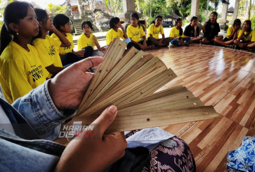 Menjaga Tradisi, Menulis Aksara Bali di Daun Lontar