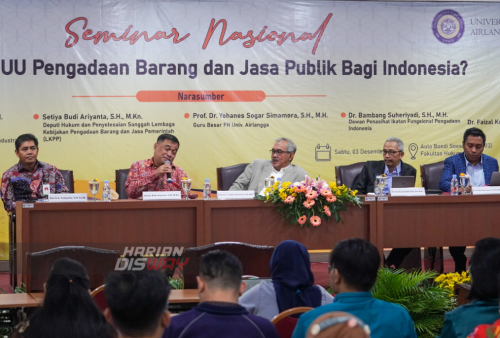 (kiri-kanan) Eko S.A Cahyanto S.H, LLM, Direktur Jenderal Ketahanan, Perwilayahan dan  Akses Industri Internasional - Kementerian Perindustrian RI, Setiya Budi Airyanta, S.H., M,Kn., Deputi Hukum dan Penyelesaian Sanggah Lembaga Kebijakan Pengadaan Barang dan Jasa Pemerintah (LKPP), Prof. Dr. Yohanes Sogar Simamora, S.H, M.Hum, Guru Besar Fakultas Hukum Unair, Dr. Bambang Suheriyadi, S.H, M.H, Dewan Penasehat Ikatan Fungsional Pengadaan Indonesia, dan Moderator Dr. Faisal Kurniawan, S.H., M.H., LL.M ketola dalam Seminar Nasional, yang bertemakan Perlu kah UU Pengadaan Barang dan Jasa Publik Bagi Indonesia? yang digelar di Fakultas Hukum Universitas Air Langga (Unair) Surabaya, Jawa Timur, Sabtu (3/12/2022).