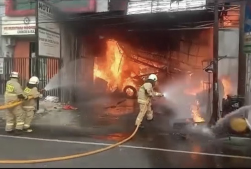 Diduga Karena Ulah Bocah Main Korek Api, Sebuah Toko Ban di Jatinegara Jadi Kebakaran