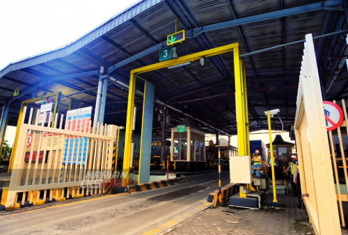 Pekerja menunggu kedatangan kontainer di gerbang pintu masuk Terminal Petikemas Surabaya (TPS) Jawa Timur, Kamis (2/2/2023). Sebelumnya CDR ini dilakukan secara manual, yaitu setelah petikemas masuk melalui Optical Character Recognation (OCR), maka secara otomatis OCR akan menangkap gambar petikemas, baik identitas petikemas maupun kondisi petikemas secara keseluruhan, kemudian pelanggan harus datang ke TPS untuk melakukan tanda tangan formulir CDR yang telah dilengkapi dengan hasil foto dari OCR tersebut.