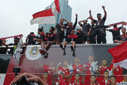 Ikut Rombongan Arak-arakan Timnas Indonesia U22, Erick Thohir: Ayo Bangkitkan Sepak Bola Indonesia
