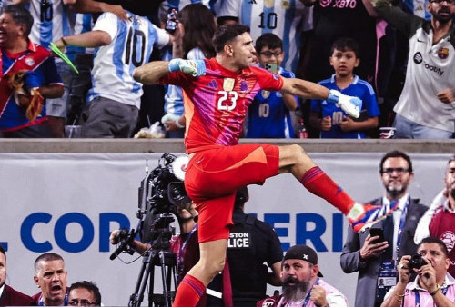Emiliano Martinez ke Manchester United,  Erik ten Hag Tolak Kiper Terbaik Dunia Demi Andre Onana