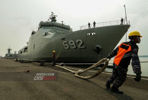 Petugas menarik tali kapal saat kapal perang KRI Banjarmasin-592 Sandar di Dermaga Ujung Koarmada II, Surabaya, Jawa Timur, Kamis (20/4/2023). Sebanyak 198 orang pemudik mengikuti program mudik gratis naik kapal perang TNI Angkatan Laut KRI Banjarmasin-592 dari Jakarta ke Surabaya. (foto: Moch Sahirol) 