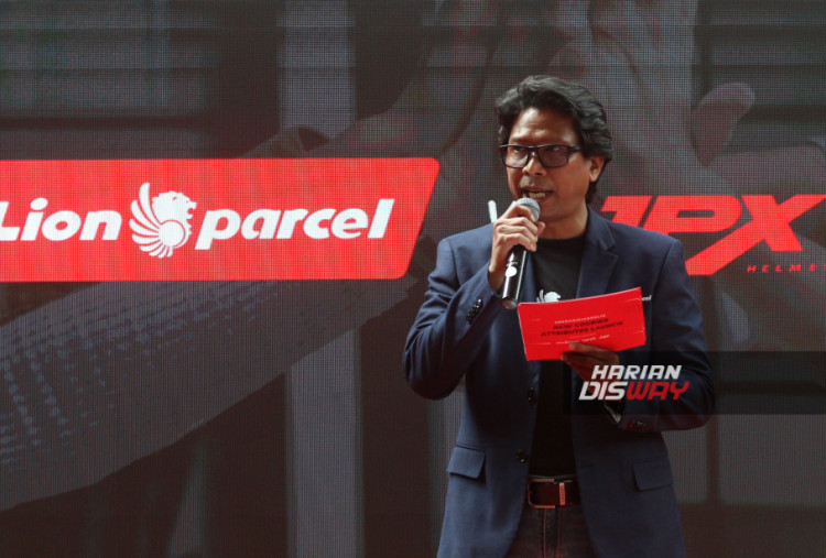 Chief Operating Officer Lion Parcel Mohammad Fadli mengatakan kurir adalah salah satu ujung tombak Lion Parcel dalam memberikan layanan terbaik bagi pelanggan, oleh karena itu keselamatan dan kenyamanan kurir adalah prioritas utama perusahaan. Dengan atribut baru, Lion Parcel ingin memastikan para kurir merasa lebih aman dan nyaman dalam menjalankan tugasnya. Di tengah permintaan pengiriman yang terus meningkat, atribut baru yang lengkap dengan identitas Lion Parcel juga turut memperkuat kredibilitas para kurir sehingga kepercayaan pelanggan tetap terjaga.