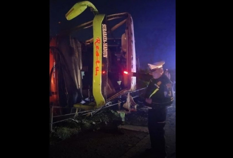 Kronologi Bus Restu Terguling di Tol Jombang-Mojokerto, 1 Tewas dan 15 Luka