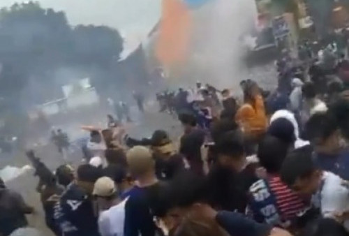 Kerusuhan Pecah di Stadion Jatidiri, Polisi Tembakkan Gas Air Mata, Suporter PSIS Paksa Masuk 