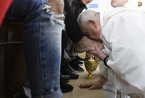 Kamis Putih, Paus Fransiskus Basuh Kaki 12 Napi Remaja