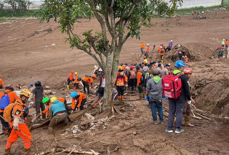 Lanjutkan Pencarian Longsor Cisarua, Basarnas Kerahkan 9 Excavator dan 2.129 Personel