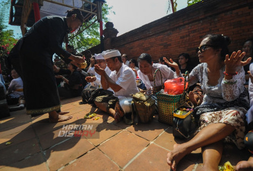 Umat Hindu mengikuti Upacara Nata Jagat yang digelar di Pura Penataan Luhur Medang Kamulan, Gresik, Jawa Timur, Jumat (30/6/2023). Upacara Nata Jagat tersebut bertujuan munutup rangkaian Hari Lahir Pangcasila serta menjaga keharmonisan antara manusia dengan alam.
