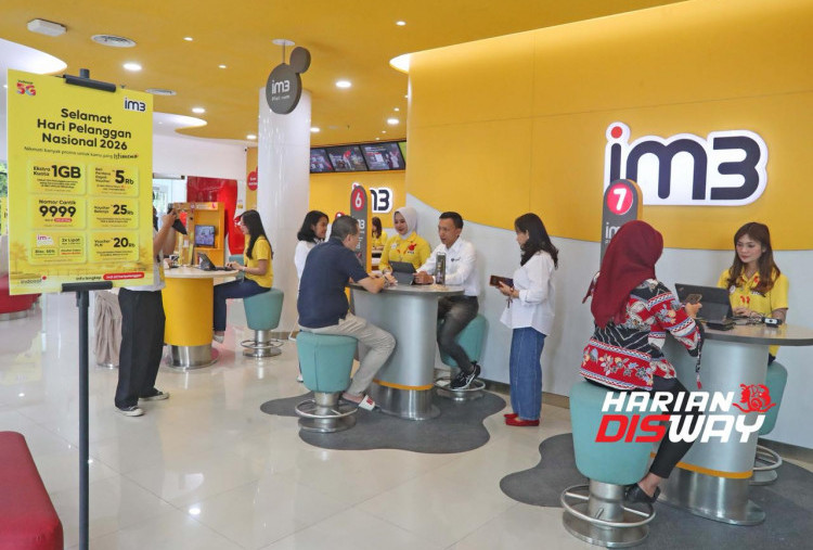 Indosat baru saja memperoleh tambahan spektrum 80 MHz pada pita frekuensi 700 MHz dan 2,6 GHz. Tambahan spektrum ini memperkuat kapasitas jaringan dan meningkatkan kualitas layanan, seiring dengan kebutuhan akan pengalaman digital berbasis AI yang terus tumbuh. Tampak suasana layanan di Gerai Indosat Kayoon, Surabaya, Jumat (4/9/2026). Foto: Boy Slamet/Harian Disway