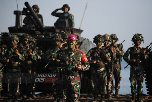 Upacara pengangkatan warga kehormatan Korps Marinir di Pantai Banongan, Situbondo, Jawa Timur, Selasa 1 Agustus 2023. Korps Marinir TNI AL resmi mengangkat Menko Polhukam Mahfud MD menjadi warga kehormatan Korps Marinir. (Julian Romadhon/Harian Disway)
