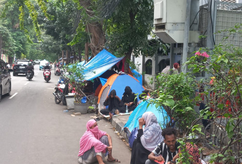 Petugas Bongkar Tenda Pengungsi, Camat Setiabudi Pastikan Keamanan Lingkungan