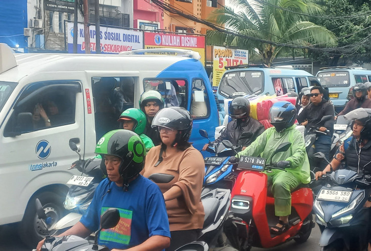 Kawasan Palmerah Macet Parah Akibat Prabowo Resmikan SPPG, Pengendara Diminta Gunakan Jalur Alternatif