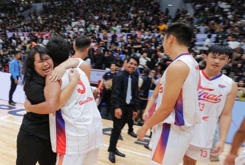 Tim basket putra SMA Jubilee Jakarta sukses membawa trophy kemenangan Final Honda DBL with Kopi Good Day 2023 DKI Jakarta Series.

SMA Jubilee Jakarta berhasil mempertahankan gelar juara setelah memenangkan pertarungan dramatis dengan skor tipis 53-52 dari SMA Bukit Sion (Buksi), Jakarta.  (Raka Denny/Harian Disway)