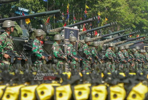 Prajurit tiga matra yakni TNI AD, TNI AL dan TNI AU apel gelar persiapan Latgab TNI 2023 di Dermaga Madura, Koarmada II, Surabaya, Jawa Timur, Kamis, 27 Juli 2023. Latihan gabungan (Latgab) yang dimulai pada 29 Juli hingga 1 Agustus 2023 dan diikuti sebanyak 5,231 prajurit dari tiga matra yakni TNI AD, TNI AL dan TNI AU, tersebut untuk meningkatkan profesionalisme dan interoperabilitas antara prajurit TNI dari tiga Matra. (Moch Sahirol/Harian Disway)