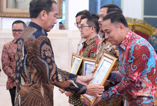 Presiden Jokowi Beri Penghargaan Sistem Pemerintahan Berbasis Elektronik Terbaik Kepada Surabaya