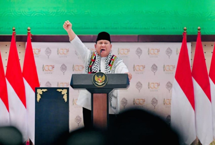 Prabowo Serukan Free Palestine di 1 Abad Gontor, Dikalungi Keffiyeh Dubes Palestina