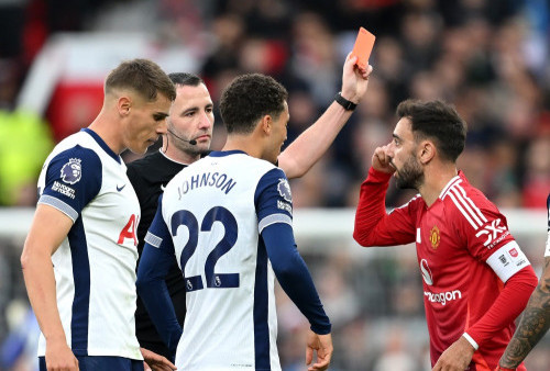 Bruno Fernandes Protes Kartu Merah dalam Kekalahan Man United dari Tottenham Hotspurs