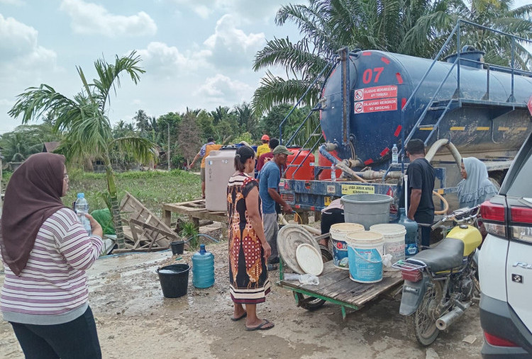 Pertamina EP Rantau Salurkan Air Bersih dan Sembako ke Puluhan Desa di Tamiang Pascabanjir