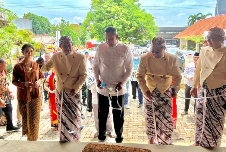 Wali Kota Bekasi Buka Grand Opening Omah Joglo Nusantara, Beri Diskon 50 Persen!