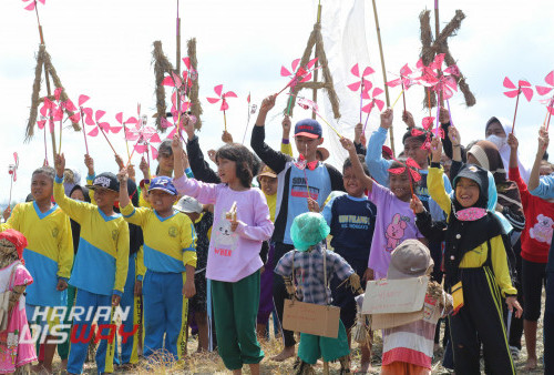 Kegiatan Festival Anak Sawah diahkiri dengan kegembiraan bersama . Mereka serentak membunyikan kitiran  dengan menyemogakan harapan harapan yang dikalungkan pada Wong-Wongan Sawah de depan mereka. 