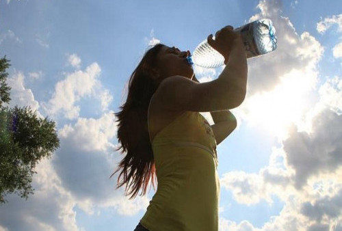 Waduh! Minum Air Sambil Berdiri Ternyata Bisa Bikin Tulang Patah, Begini Hasil Penelitian