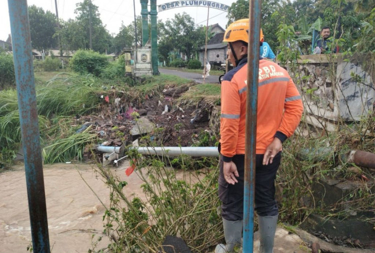 Hujan Deras Picu Banjir dan Longsor di Madiun, 2.000 Warga Terkena Dampak, 1 Korban Hilang 