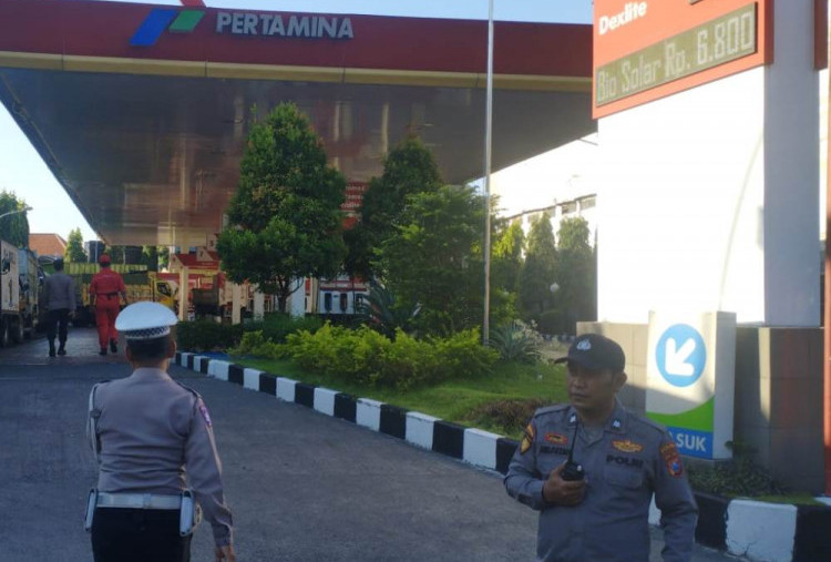 Satlantas Polrestabes Surabaya Patroli Tiap Jam Antisipasi Antrean Bio Solar di SPBU