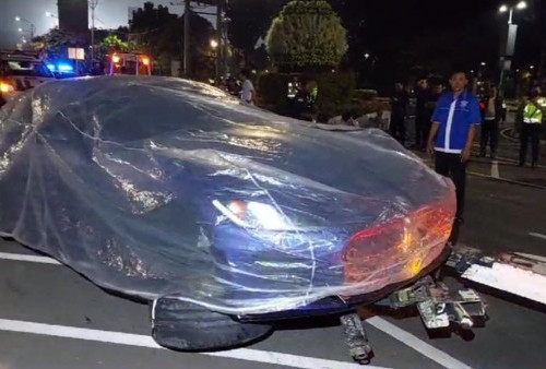 Mobil Maserati Kecelakaan, Tabrak Pembatas Jalan