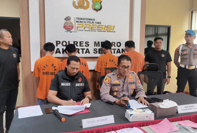 Debt Collector Nyambi Jual Motor Bodong, Ditangkap di Warkop Deplu!