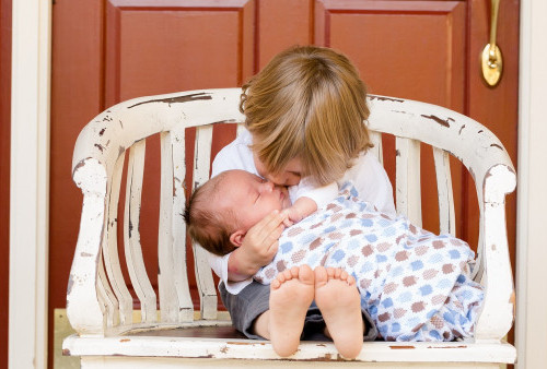 Waspada! 5 Bahaya Mencium Bayi Sembarangan, Bisa Tularkan Penyakit sampai Ancam Sistem Kekebalan Tubuh