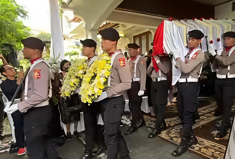 Eyang Meri Dimakamkan, Jenazah Dilepas dengan Upacara Kedinasan Polri