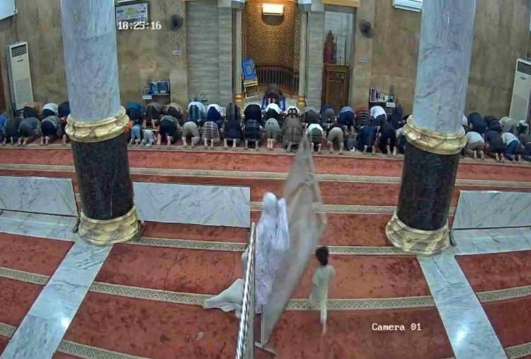 Viral Bocah Tertimpa Pembatas Saf Gegara Bercanda di Masjid, Jadi Pelajaran Buat Orang Tua!